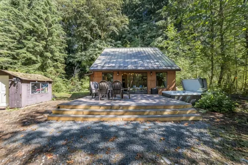 Unplug at this Mt. Baker Cabin in the Hot Tub, enjoy massage chair & rain shower - Boutique