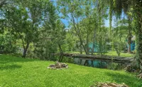 Charming Waterfront Canal Home in beautiful Old Homosassa! 5 Kayaks, Dock, Bikes - 3 stjerner