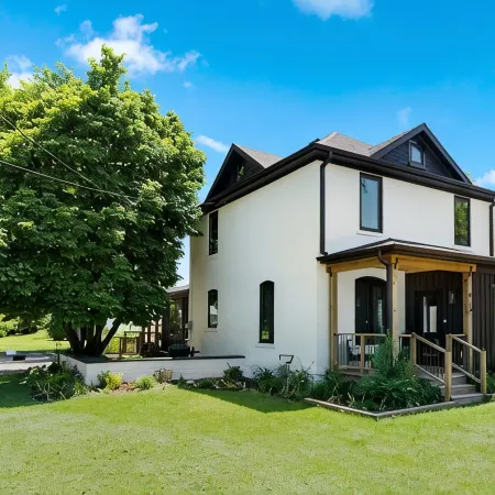 Breezy Chic: Fresh Spring Vibes at The Modern Oak walkable to town!