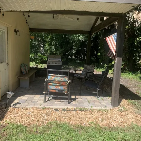 Cozy house centrally located. 3mls to beach,7mls to speedway. Pet friendly