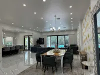 Luxe Pool-Side 6-Bed Villa in Naples Minutes to Vanderbilt Beach and Mercato! - 4-Star