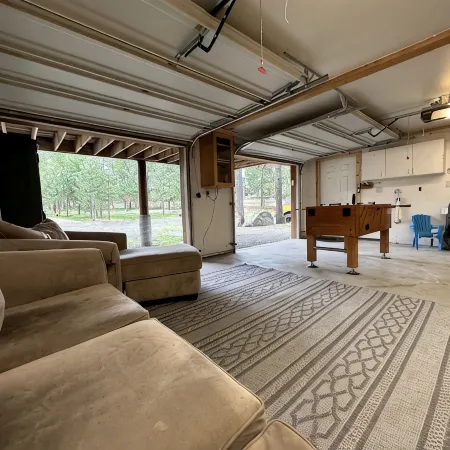 Log Cabin Getaway: WIFI, GameRoom, Firepit, pets OK!