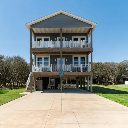 DownWinder- Spacious 3 BR House - Walk to Beach