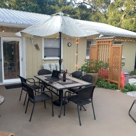 Heated salt water pool, close to beaches, includes free pass to Honeymoon beach