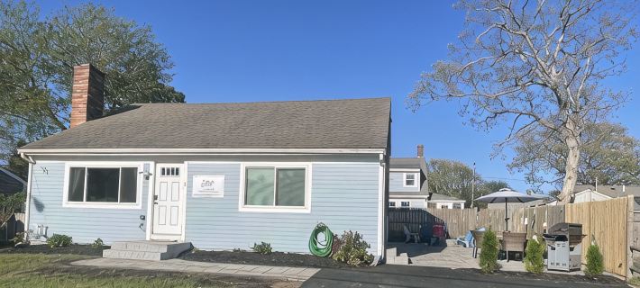 Gorgeous 4 bedroom/2 baths, 1/10 mile to the beach, outdoor patio with firepit Hotels in Dennis