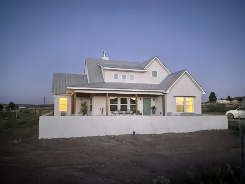 Contemporary all new, entire home perfect for a luxury getaway - Wifi