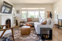Dog Friendly Midtown Spanish Bungalow + EV charger - 3 ดาว