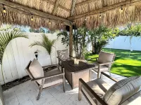 POSHPADZ - Banyan Villa - Close to Jupiter Beach - Private Pool & Tiki Sleeps 8 - Gym