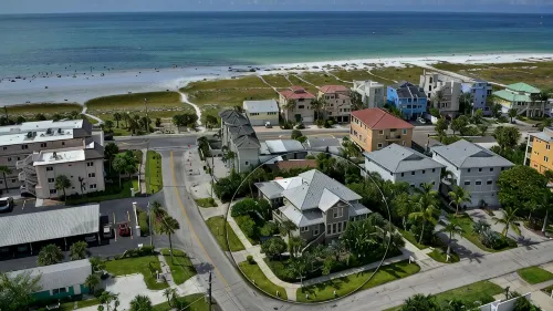 Stunning 1-Bedroom, Remodeled Apartment Overlooking Pool Near the Beach - 4つ星