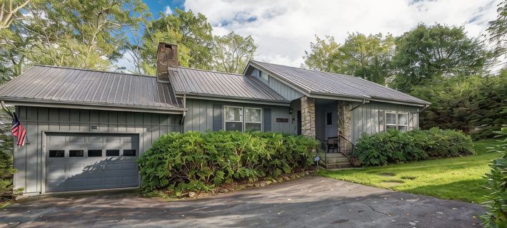 Alpine Bliss - Walk to slopes, dog friendly, fenced yard! Hotels in Blowing Rock