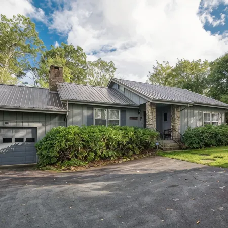 Alpine Bliss - Walk to slopes, dog friendly, fenced yard!