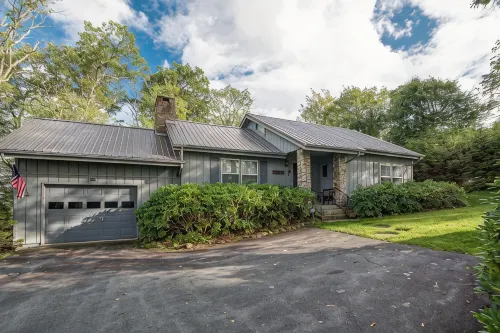 Alpine Bliss - Walk to slopes, dog friendly, fenced yard! - 4 tähden