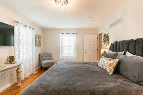 The Wild Rose ~ A Custom Glam Cottage with Theater! in Historic Old St Charles - Wifi