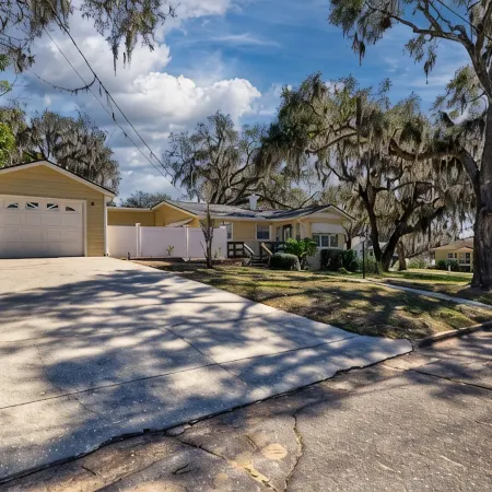Cozy, Close to downtown Lake View home.