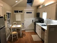 Immaculate Downtown Cottage Retreat- EV Charger. Walk Downtown in 4 Minutes - Tiny houses