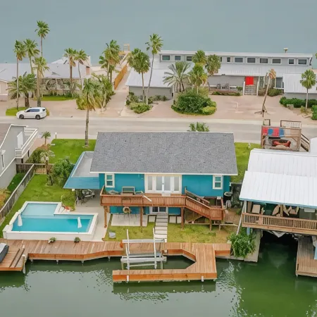 Serene Waterfront 5Br Sleeps 15 w/Heated Pool, Fire Pit, Boat & Jet Ski Lift