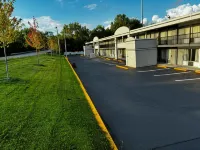 Days Inn & Suites by Wyndham Dayton North - Park Yeri