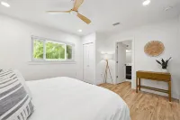 New Modern Waterfront Bungalow Retreat + Tropical Vibes + Fishing Paradise! - バルコニー