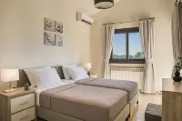 SUPERB LOCATION Luxury 5 bed villa, pool, sea view, beach / restaurants close by - บังกะโล