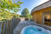 Otters Holt  Circular Riverside Retreat with Hot Tub - 民泊