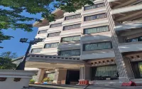 โรงแรมเมกา เลสตารี - ที่มีสระว่ายน้ำ