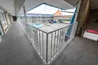 Choice Inn by the Falls - Pool