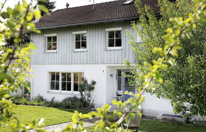 Falkenweg vacation home: Idyllic cottage with large garden