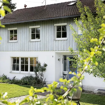 Falkenweg vacation home: Idyllic cottage with large garden