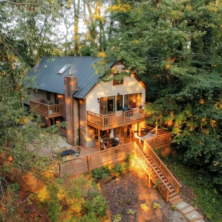 Waterfront Lake Views Villa With Hot tub in Hocking Hills