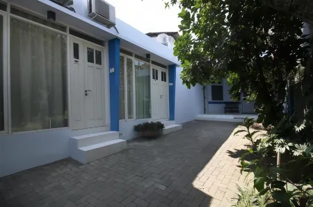 RedDoorz Near Stasiun Lawang Отели в г. Purwosari