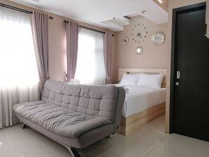 Spacious Studio with Extra Room at Grand Asia Afrika Apartment