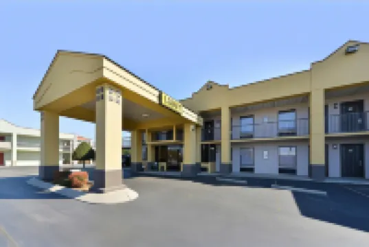 ซุปเปอร์ 8 บายวินด์แฮม คลาร์กสวิลล์นอร์ทอีสต์