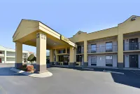 Super 8 by Wyndham Clarksville Northeast