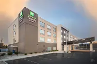 Holiday Inn Express & Suites Florence - Cincinnati Airport فنادق في Boone County