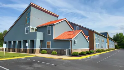 Stonewood Inn & Suites Carrollton - Smithfield فنادق في Smithfield