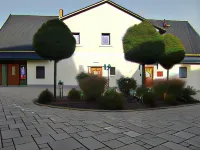 Landhotel Fuchsbau Hotel dekat Schätzlerbad Weiden
