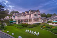 Spruce Point Inn Resort and Spa - parking