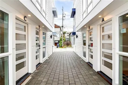 Modern Home in Heart of West SEA (safer area), near Downtown, Beach, Hwy Access Отели рядом с достопримечательностью «Алки Пойнт Лайтхаус»