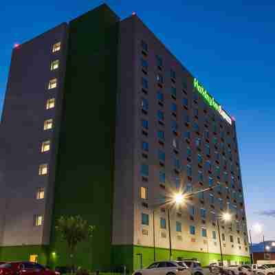 홀리데이 인 익스프레스 살티요 소나 아에로푸에르토 Hotel Exterior