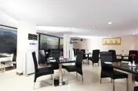 The Queeny Hotel a Consua
