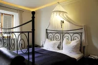 Schloßhof anno 1743 Hotels in Wolnzach