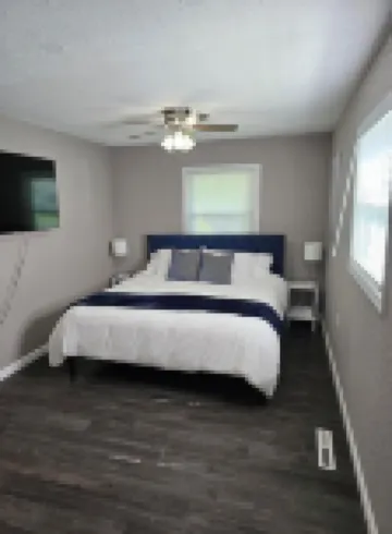 Modern 3BD/2BA near U of I with a large master suite!