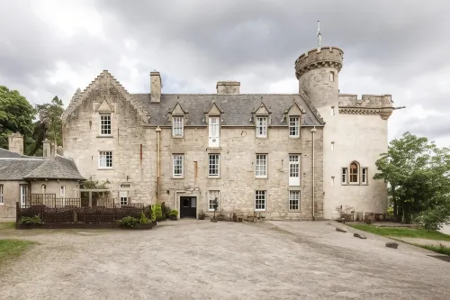 Tulloch Castle Hotel ‘A Bespoke Hotel’ فنادق في دينجوول