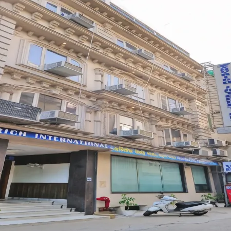 Hotel Sky Rich International -Near to Famous Karol Bagh Market & Metro Station Отели рядом с достопримечательностью «Рынок Карол Ба»