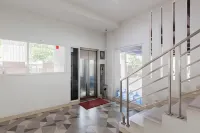 RedDoorz Plus near Living Plaza Jababeka - 2-Star
