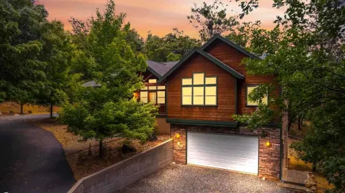 Sierra Haus Cottage with Private Lake Access Hotels in Long Barn