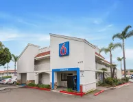 卡爾斯巴德樂高樂園附近 Motel 6