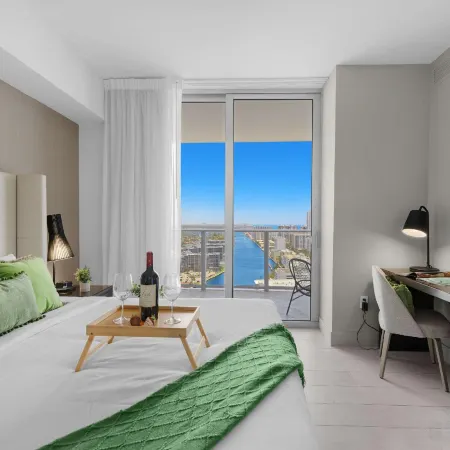 Luxury 2Br Front Ocean & Bay View, Amazing Pools