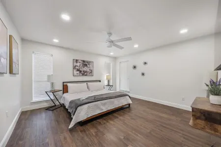 Luxury Home 4 Bedroom/2Bath