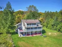 Large Cottage with Beach - 주차장